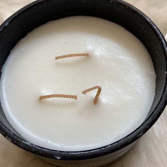 3 wick candle never used - Picture 3 of 5